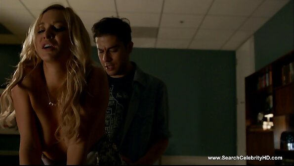 Busty bomba hamı onu sikmək istəyən bir neçə kişi ilə olur