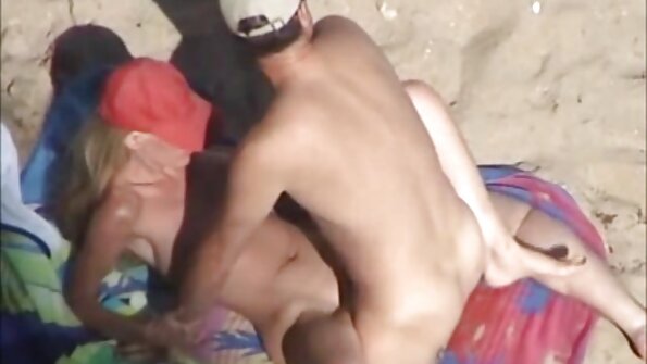 Gözəl amcığı olan busty qaraşın bir sik tərəfindən dərindən döyülür