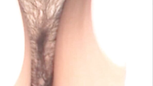 Böyük sikləri və onun seks oyuncaqlarını sevən sinəli milf əylənir