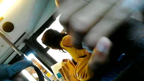 İsti bədəni olan cücə, losyonla yatarkən çarpayıda sikilir