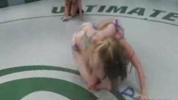 Kiçik döşləri olan cücə öz pişikinin divanda uzandığını hiss edir