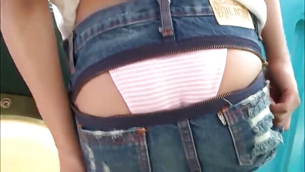 Sevimli həvəskar əmmək üçün dodaqlarını sikin üzərinə qoyur