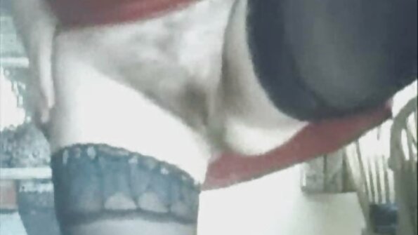 Üzü qırxılmış pişik olan gözəl körpə formasından çıxıb, döyülür