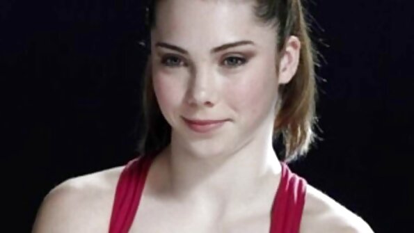 İsti bir sarışın döşlərini yuxarı qaldırır və çarpayıda qaşıqlanır