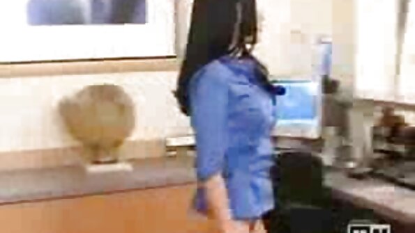 Qara xoruzu sevən isti fahişə dizləri üstündə əmilir