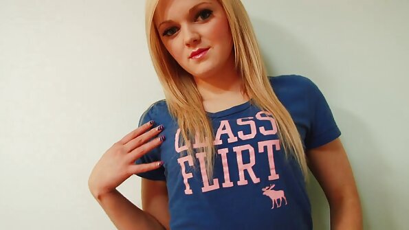 Qara rəngli xətləri və buruq saçları olan Latin qadın götünü göstərir və silkələyir