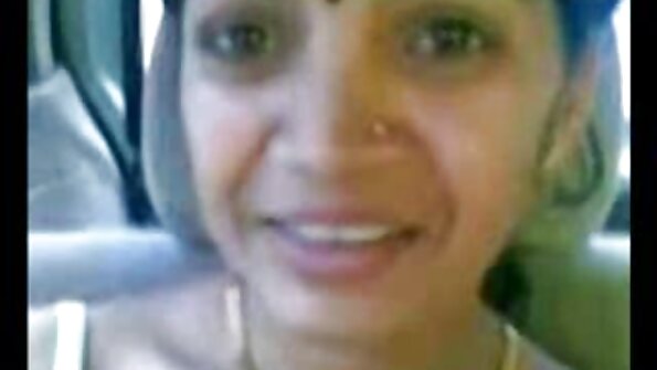 Seksual qız striptiz klubunda xoruza qulluq edərək çılpaqdır