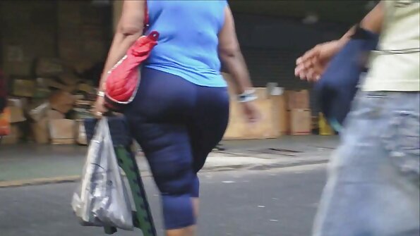 Qaraşın qadın həm ayaqlarını, həm də ağzını bir oğlan çubuqunda istifadə edir