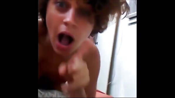 Ətli pişikli körpə ayaqlarını başının arxasına çəkir