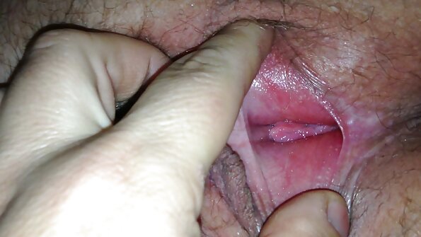 Seksual siması olan bir körpə onun amçux dodaqlarına nüfuz edir