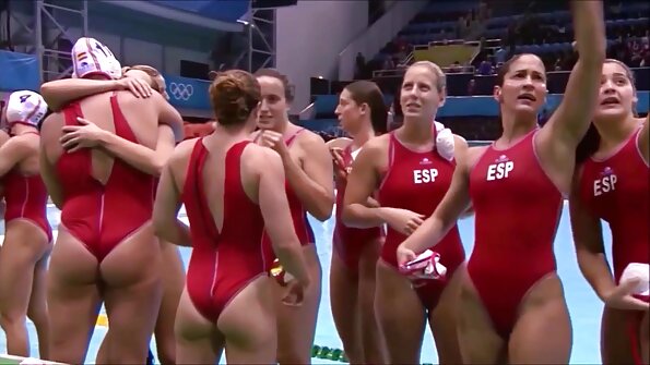 Qara saçlı qancıq onun yaş amcıqının içinə böyük bir oxşayır