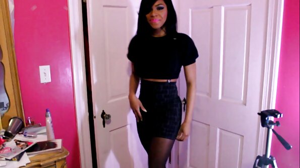 Sarışın bir qadını masaya itələyir və onu bərk döyürlər