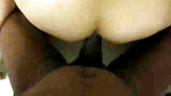 Böyük döşləri olan bir sarışın ofisə girir