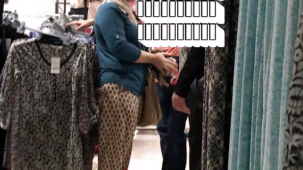 Xoruzu sevən böyük cücə kişisinin üstündədir və onu öpür