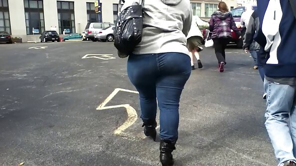 Kiçik döşləri və sıx pişiyi olan bir kollec cücəsi yalanır