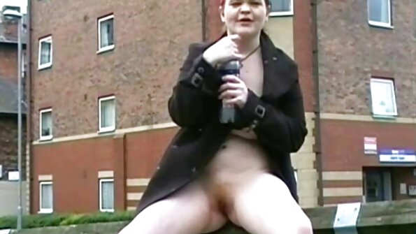 Böyük döşləri olan sevimli bir şey böyük bir sərt pecker alır