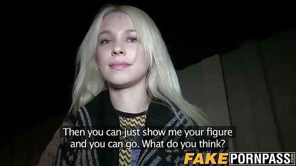 Yaraşıqlı siması olan şirin bir qadın xoruzu həssas şəkildə öpür