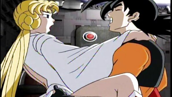 Bir dostum öz sikini çarpayıda isti qaraşın qadına itələyir