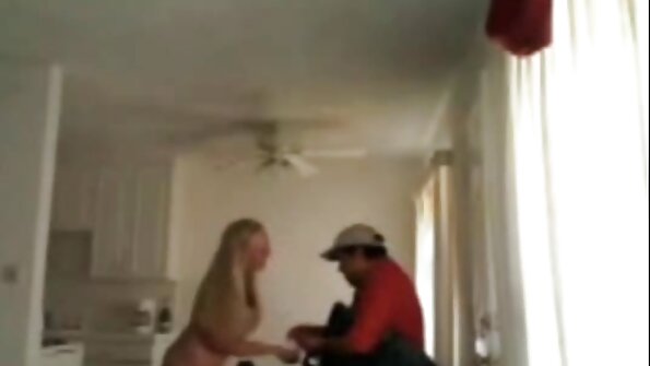 Heyrətamiz qancıqlar böyük seks oyuncaqları ilə lezbiyan üçlüyü yaradırlar