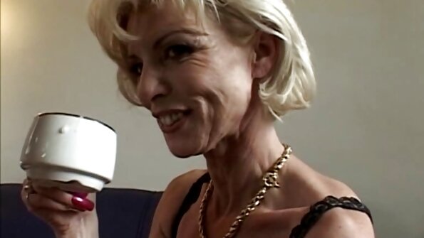 Seksual qulluqçu böyük ereksiya ilə döşlərini sikdirir