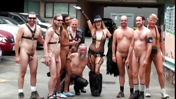 İdman ayaqqabısı və corablı arıq sarışın qadın sikilir