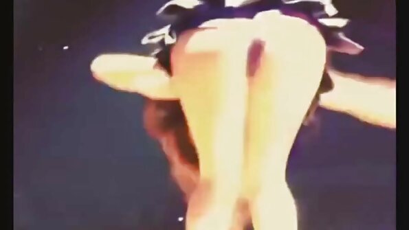 Böyük qara xoruzu sevən fahişə dərindən nüfuz edir