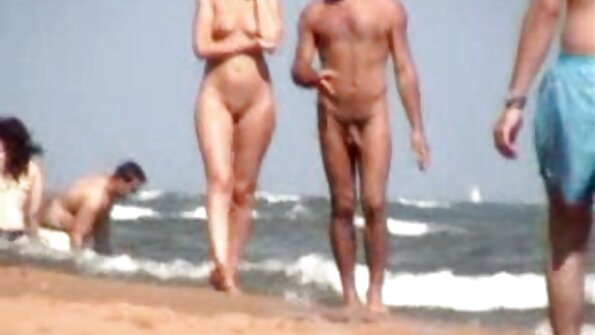 Qara lezbiyan və busty MILF xəbər yayımından sonra pişikləri yalayır