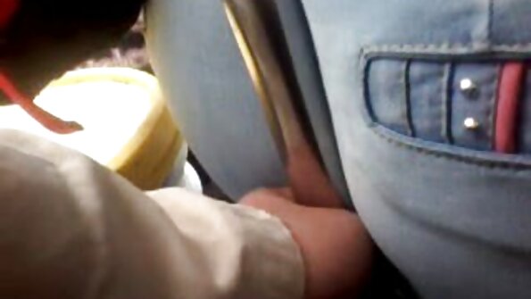 Qara yeniyetmə arxaya söykənir və içindəki xoruzu üyüdür