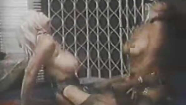 Sarışın yetkin körpə gənc damazlıq tərəfindən sərt şəkildə döyülür