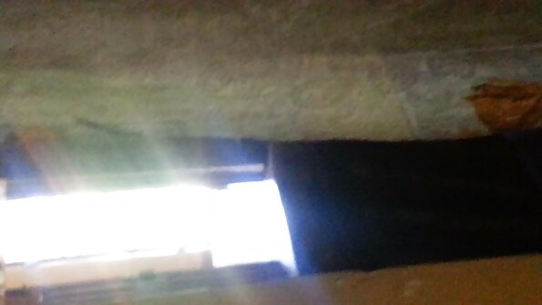 Böyük bir eşşək qancıq ağ bir dostun yanındadır, daha çox sikdirilir