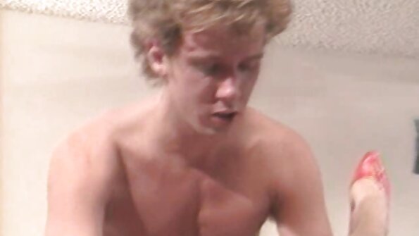 Böyük göt sevimli xanım masaj masasına nüfuz edir