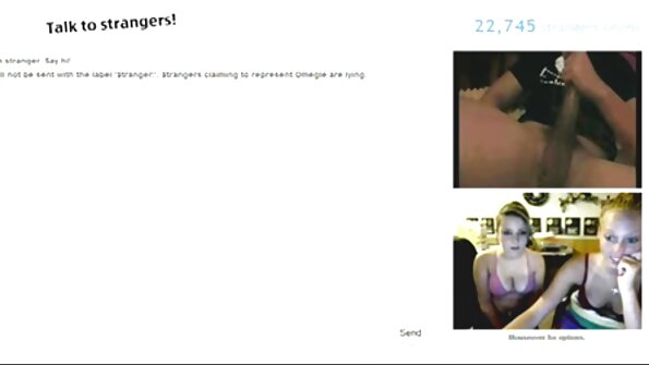 Nəhəng saxta döşləri və döymələri olan bimbo sarışın yerə nüfuz edir