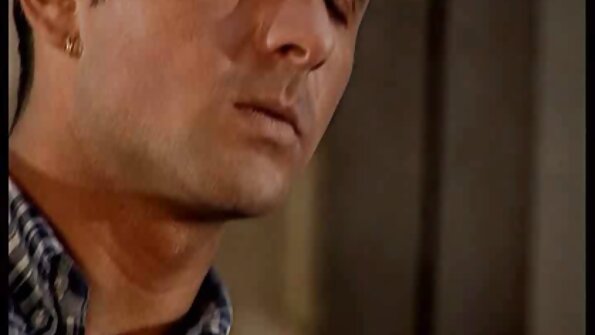 Sarışın saçlı bimbo öz amcığında böyük bir qara xoruz qəbul edir