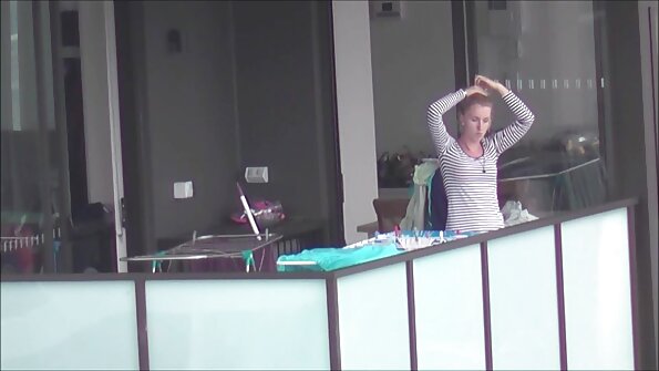 Kiçik döşlərində böyük şişkin məmələri olan bir qadın qaçır