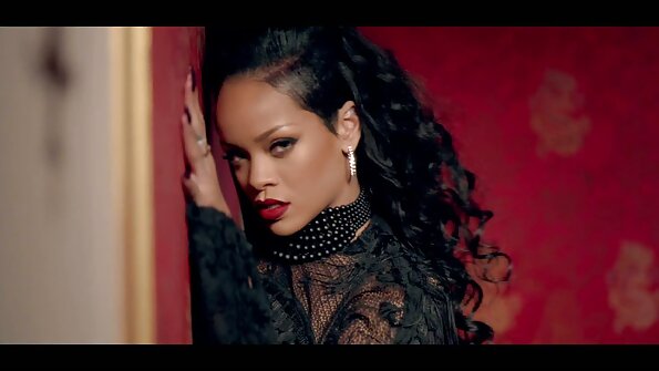 Qara saçlı qancıq divanda böyük bir ereksiyanı yalayır