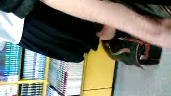 Sarışın üçlü iki sik tərəfindən döyülür