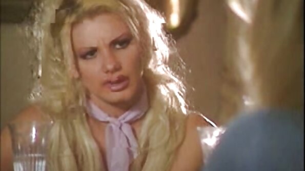 Hovuzda özünü nümayiş etdirməyi sevən sarışın yaxşı sıçrayır