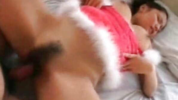 Böyük döşləri olan bir sarışın öz amcığını divanda nüfuz edir