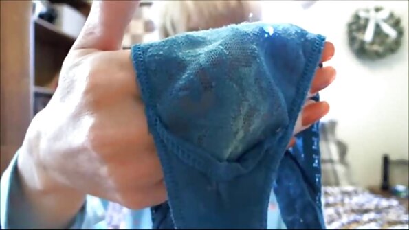 Bir qaraşın gənc yeniyetmə divanda da öpülür və sikilir