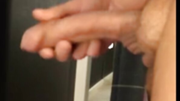 Böyük döşləri olan busty fahişə ereksiya ilə bərk əzilir