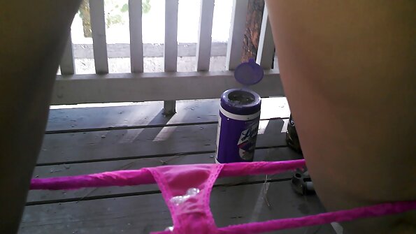 Möhkəm dəyirmi götlü isti sarışın qara bir dostun üstündədir