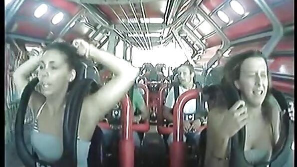 Böyük döşləri olan seksual qadın çarpayıda sikilir