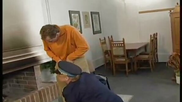 Gözəl siması olan asiyalı fahişə iki kişi tərəfindən üzünə vurulur