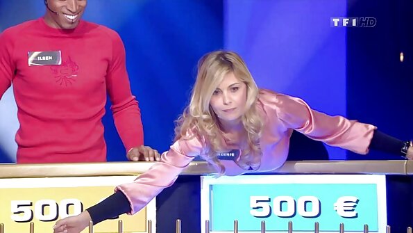 Böyük döşləri olan sarışın puma onun xoruzundan doymaq bilmir