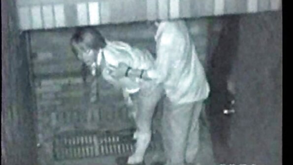 Sarışın yaş pişikindən istifadə edərək şübhəli şəxsdən bəzi məlumatlar alır