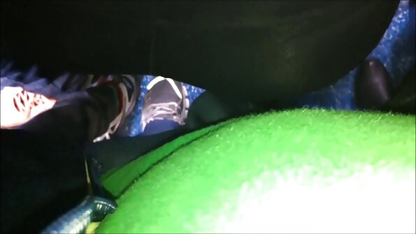 Kiçik döşləri və balaca götlü qaraşın sərt xoruza minir